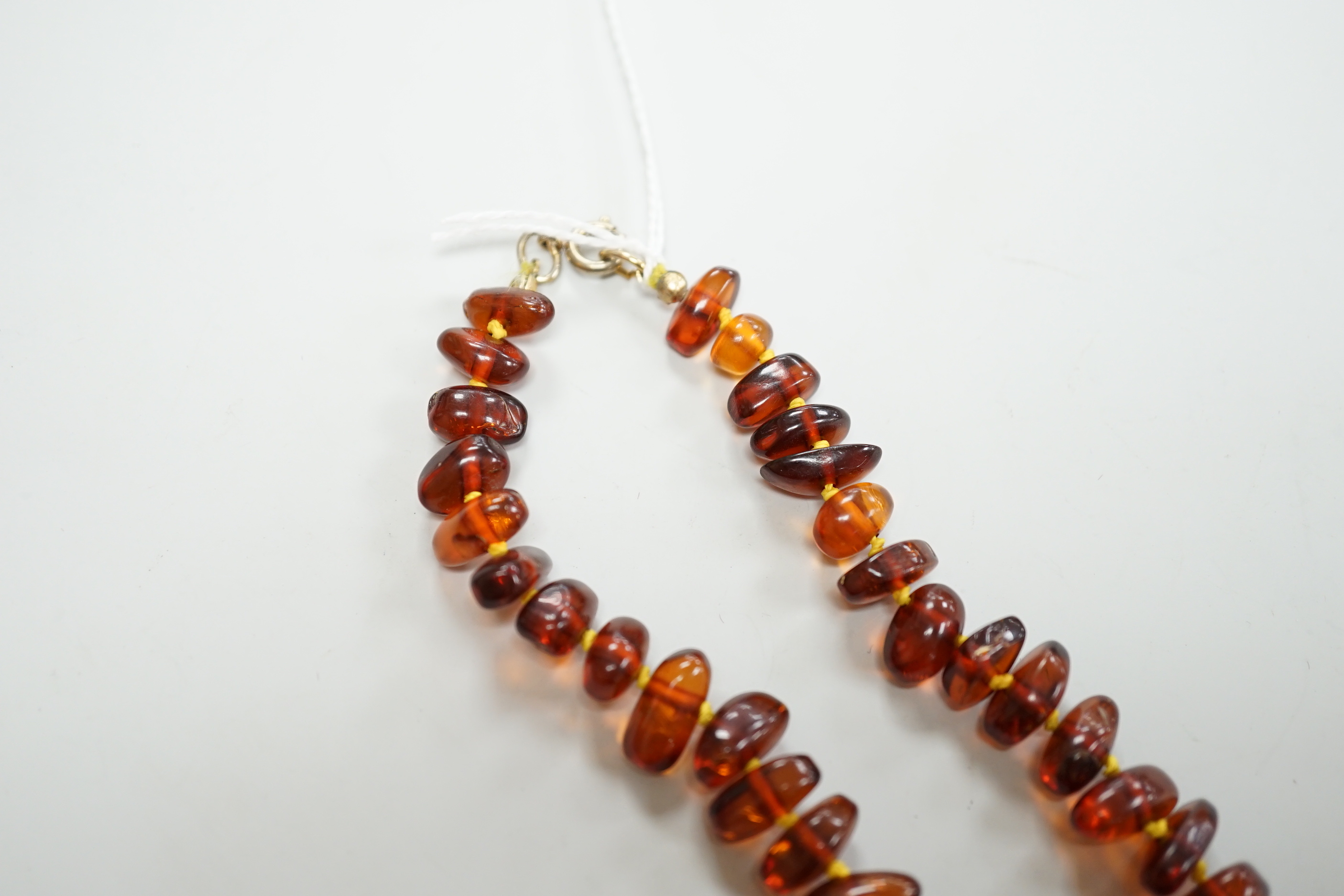 A single strand graduated amber bead necklace, 58cm.